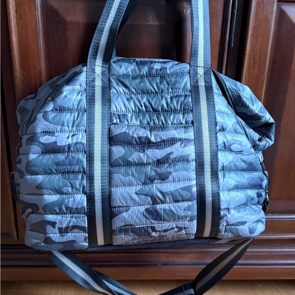 THINK ROLYN Wingman Bag Camouflage Gray Nylon Puffer Tote EUC - Picture 2 of 5